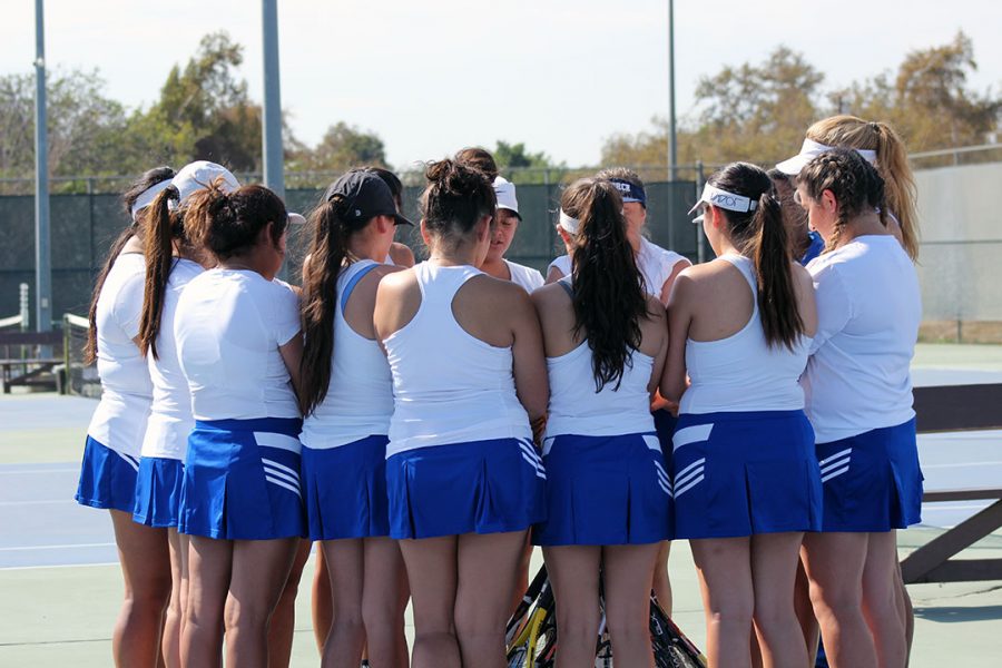 Varsity Tennis prays before the match.