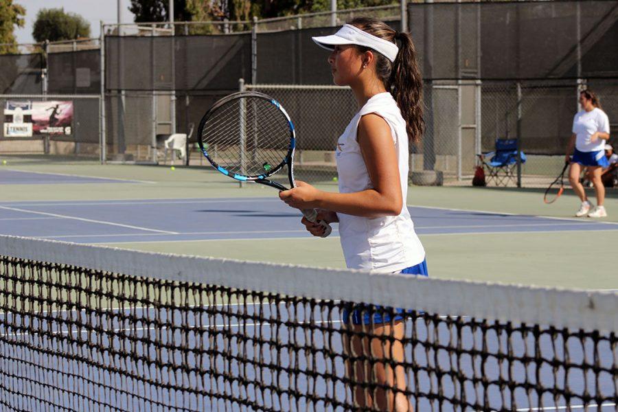 Jade Go watching her opponents warm up. 